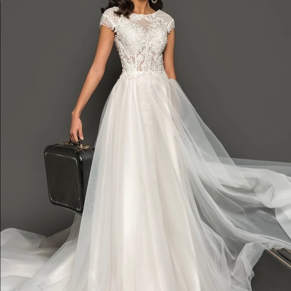 Beautiful NEW wedding dress (still has the tag). NYC Bride’s hand-made.